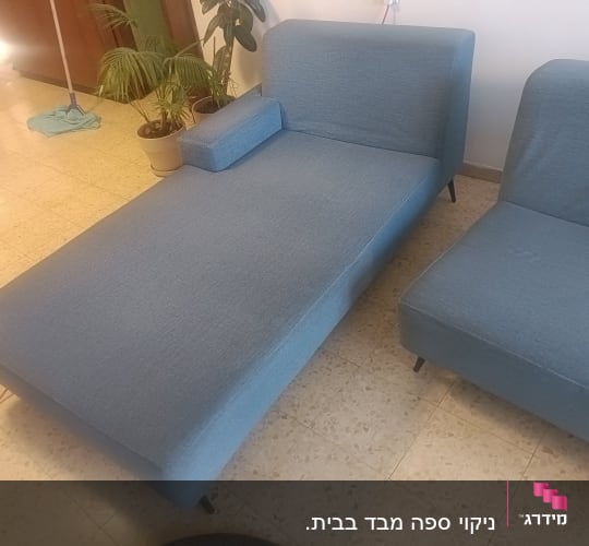 ספה כחולה עם כרית בחדר נקי